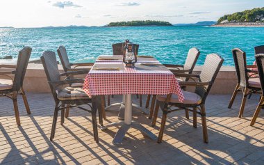 Deniz kıyısındaki bir açık hava restoranının içinde. Adriyatik Denizi.