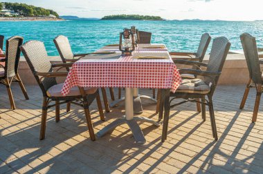 Deniz kıyısındaki bir açık hava restoranının içinde. Adriyatik Denizi.
