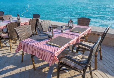 Deniz kıyısındaki bir açık hava restoranının içinde. Adriyatik Denizi.