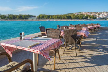 Deniz kıyısındaki bir açık hava restoranının içinde. Adriyatik Denizi.