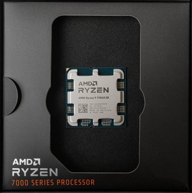 Uzhgorod, Ukrayna - 28 Ağustos 2023: AMD Ryzen 9 7950X3D işlemci yakın plan. Stüdyo çekimi.