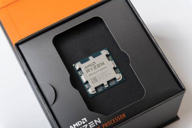 Uzhgorod, Ukrayna - 28 Ağustos 2023: AMD Ryzen 9 7950X3D işlemci yakın plan. Stüdyo çekimi.
