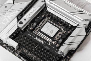 Uzhgorod, Ukrayna - 28 Ağustos 2023: Anakart ASUS ROG Strix X670E Oyun Wi-Fi. Stüdyo çekimi.