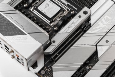 Uzhgorod, Ukrayna - 28 Ağustos 2023: Anakart ASUS ROG Strix X670E Oyun Wi-Fi. Stüdyo çekimi.