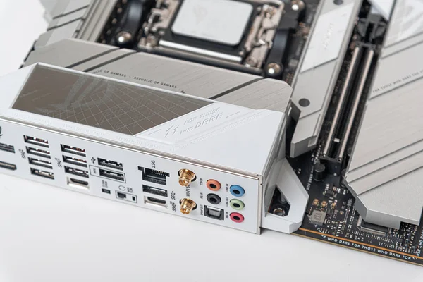 Uzhgorod, Ukrayna - 28 Ağustos 2023: Anakart ASUS ROG Strix X670E Oyun Wi-Fi. Stüdyo çekimi.