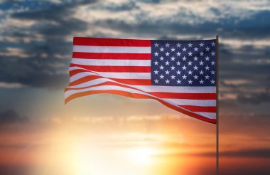 Birleşik Devletler bayrağı. Günbatımının veya güneşin doğuşuna karşı Amerikan bayrağı.