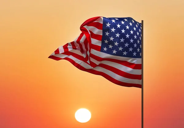 Flaga Stanów Zjednoczonych Amerykańska Flaga Tle Zachodu Lub Wschodu Słońca — Zdjęcie stockowe