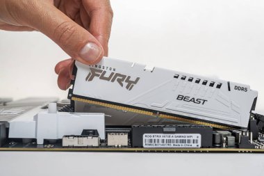 Uzhgorod, Ukrayna - 28 Ağustos 2023: Ana karta DDR5 RAM Kingston Fury DDR5-6000 Canavar AM5 kuruluyor.