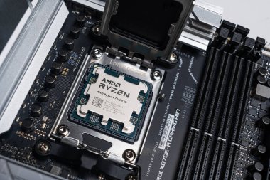 Uzhgorod, Ukrayna - 28 Ağustos 2023: AMD Ryzen 9 7950X3D işlemci ana karta yüklenmeden önce.
