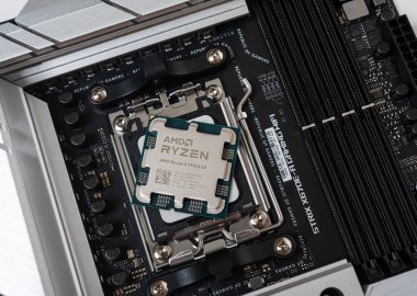 Uzhgorod, Ukrayna - 28 Ağustos 2023: AMD Ryzen 9 7950X3D işlemci ana karta yüklenmeden önce.