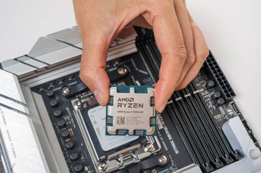 Uzhgorod, Ukrayna - 28 Ağustos 2023: AMD Ryzen 9 7950X3D işlemcinin ana karta elle kurulumu.