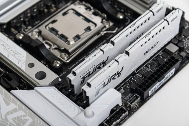 Uzhgorod, Ukrayna - 28 Ağustos 2023: AMD Ryzen 9 7950X3D işlemci yakın plan. Stüdyo çekimi.