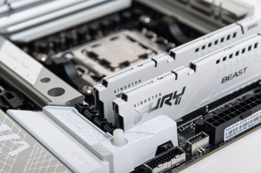 Uzhgorod, Ukrayna - 28 Ağustos 2023: AMD Ryzen 9 7950X3D işlemci yakın plan. Stüdyo çekimi.