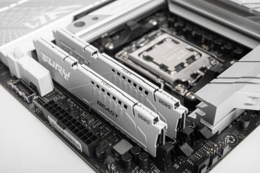Uzhgorod, Ukrayna - 28 Ağustos 2023: AMD Ryzen 9 7950X3D işlemci yakın plan. Stüdyo çekimi.