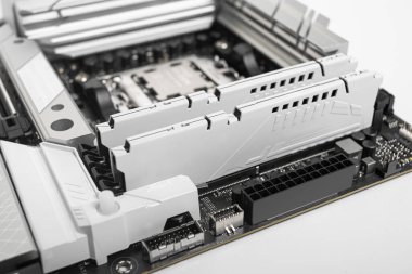 PC montajı sırasında beyaz RAM ve işlemcili ana kart.