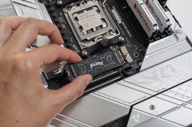 Uzhgorod, Ukrayna - 28 Ağustos 2023: Montaj sırasında bir M2 SSD Kingston FURY Renegade yüklemesi.