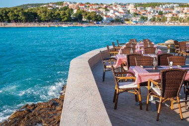 Deniz kıyısındaki bir açık hava restoranının içinde. Adriyatik Denizi.