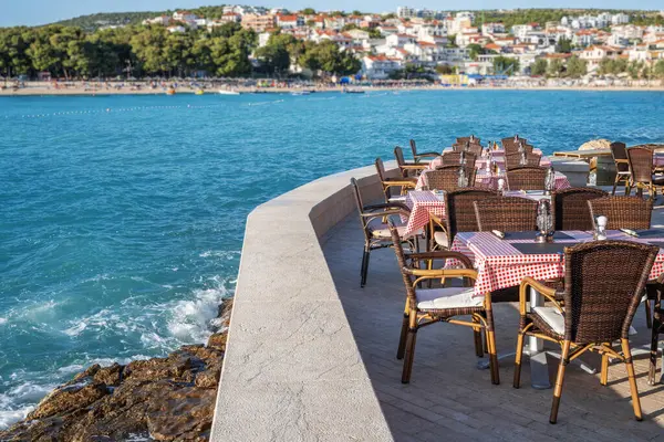 Deniz kıyısındaki bir açık hava restoranının içinde. Adriyatik Denizi.