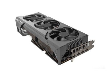 Beyaz arka planda güçlü bir modern video kartı. Üç hayranı olan büyük bir video kartı.