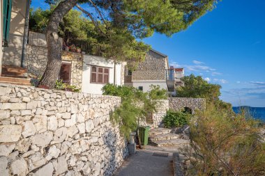 Hırvatistan 'ın Primosten tatil beldesinin sokakları.