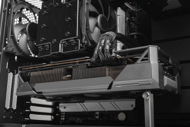 Bilgisayar içeride. Kişisel bilgisayar bileşenlerini kapat.