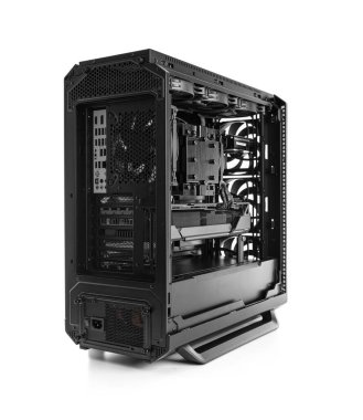 Kişisel bilgisayar beyaz bir arkaplanda izole edilmiş. Modern bir bilgisayarın sistem birimi.