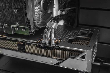 Bilgisayar içeride. Kişisel bilgisayar bileşenlerini kapat.