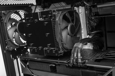 Bilgisayar içeride. Kişisel bilgisayar bileşenlerini kapat.