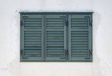 Akdeniz mimarisinin eski penceresi.