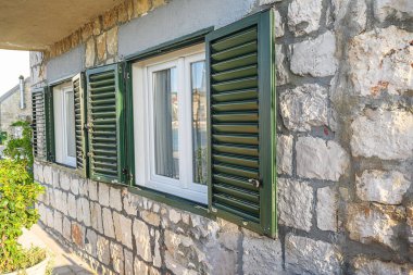 Hırvatistan 'daki geleneksel Akdeniz evinin resimli pencereleri.