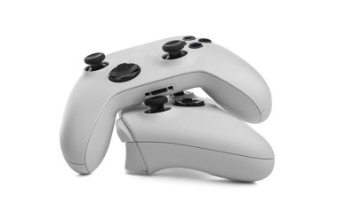 Beyaz kablosuz oyun alanı kumandası beyaz arka planda izole edilmiş joystick.