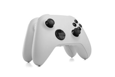 Beyaz kablosuz oyun alanı kumandası beyaz arka planda izole edilmiş joystick.