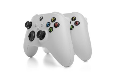 Uzhgorod, Ukrayna - 29 Eylül 2023: Microsoft Xbox Kablosuz Kontrolcü Robot Beyaz Kablosuz oyun sahası beyaz zemin üzerinde. Stüdyo çekimi.