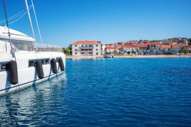 Limana bakan iskelede yat..