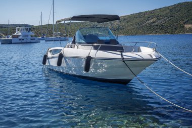 Limana bakan iskelede yat..