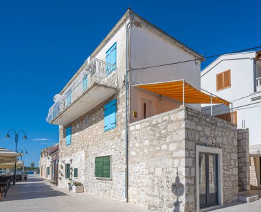 Hırvatistan 'ın Primosten tatil beldesinin sokakları.