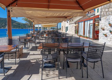 Deniz kıyısındaki bir açık hava restoranının içinde. Adriyatik Denizi.