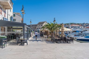 Primosten, Hırvatistan - 27 Temmuz 2023: Hırvatistan 'ın Primosten tatil beldesinin sokakları.