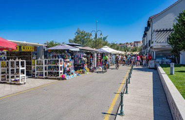 Primosten, Hırvatistan - 27 Temmuz 2023: Hırvatistan 'ın Primosten kentindeki perakende satış mağazaları ve sokak hediyelik eşya dükkanları.