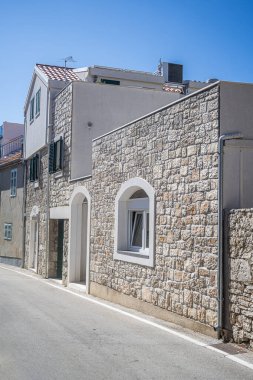 Hırvatistan 'ın eski tatil beldesi Primosten' in sokakları.