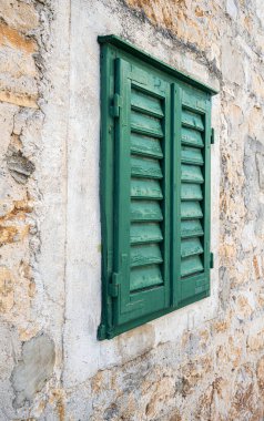 Akdeniz mimarisinin eski penceresi.