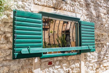 Akdeniz mimarisinin eski penceresi.