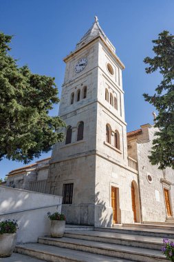 Hırvatistan 'ın Primosten kentindeki St. Georges Kilisesi beyaz kireçtaşından yapılmıştır..