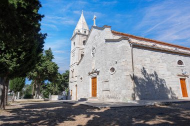 Hırvatistan 'ın Primosten kentindeki St. Georges Kilisesi beyaz kireçtaşından yapılmıştır..