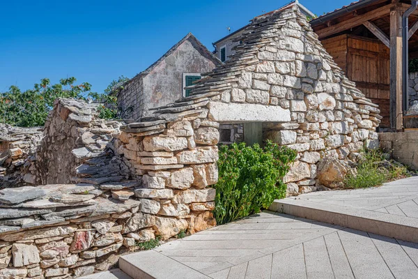 Hırvatistan 'ın eski tatil beldesi Primosten' in sokakları.