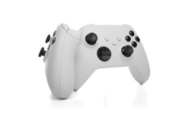 Beyaz kablosuz oyun alanı kumandası beyaz arka planda izole edilmiş joystick.