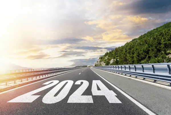 Leerer Straßenasphalt Und Neujahrskonzept 2024 Das Kommende Jahr 2024 Bringen lizenzfreie Stockfotos