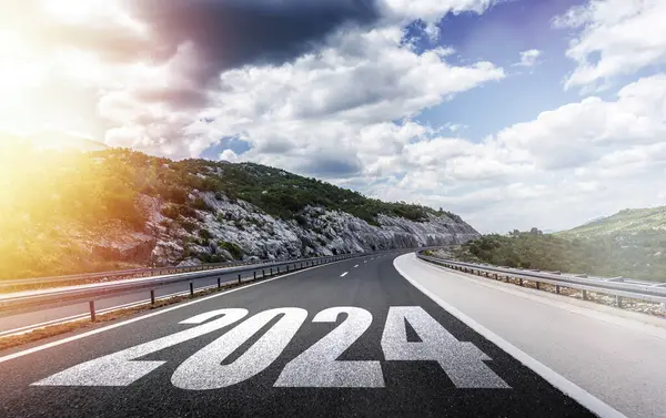 Leerer Straßenasphalt Und Neujahrskonzept 2024 Das Kommende Jahr 2024 Bringen lizenzfreie Stockbilder