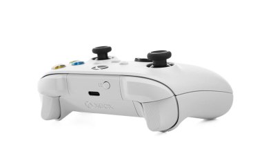 Uzhgorod, Ukrayna - 29 Eylül 2023: Microsoft Xbox Kablosuz Kontrolcü Robot Beyaz Kablosuz oyun sahası beyaz zemin üzerinde. Stüdyo çekimi.