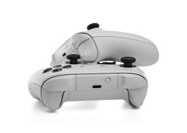 Beyaz kablosuz oyun alanı kumandası beyaz arka planda izole edilmiş joystick.